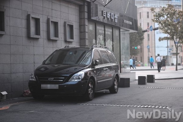 ▲ 할리스 광화문점의 내부 계단 모습(1층 문 앞). 3층 흡연실로 가려면 이 가파른 계단을 거듭 올라가야 한다.