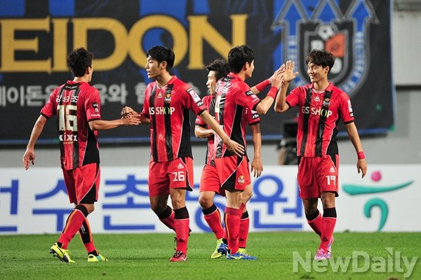 ▲ 승리를 축하고 있는 FC서울 선수들.ⓒ정재훈 기자