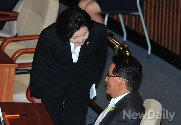 ▲ 새정치민주연합 박영선 국민공감혁신위원장이 박지원 의원 등 각 계파 수장들과 함께 한 12일 저녁의 6자 회의에서 자신의 구상을 철회했다. ⓒ이종현 기자