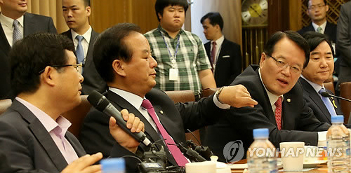 ▲ 12일 국회의장단-상임위원장단 연석회의에서 새정치민주연합 설훈 의원(왼쪽)이 마이크를 잡고 막말을 늘어놓기 시작하자, 정의화 국회의장(가운데)이 황급히 제지에 나서고 있다. ⓒ연합뉴스DB