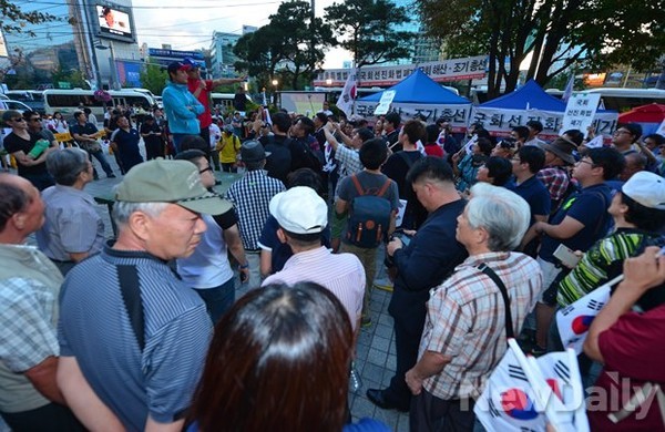 ▲ 지난 주말에 이어 13일 오후에도 [반(反) 세월호 퍼포먼스]가 서울 광화문광장 곳곳에서 벌어졌다. 참가자들은 광화문광장에서 농성 중인 세월호 유가족의 일상복귀와 불법 천막의 자진철거를 촉구했다.ⓒ 뉴데일리=정상윤 기자ⓒ뉴데일리=정상윤 기자