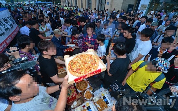 ▲ 지난 주말에 이어 13일 오후에도 [반(反) 세월호 퍼포먼스]가 서울 광화문광장 곳곳에서 벌어졌다. 참가자들은 준비해온 피자와 치킨, 음료수 등을 나눠먹으면서 노래에 맞춰 춤을 추는 등 자유로운 분위기를 보여줬다.ⓒ 뉴데일리=정상윤 기자