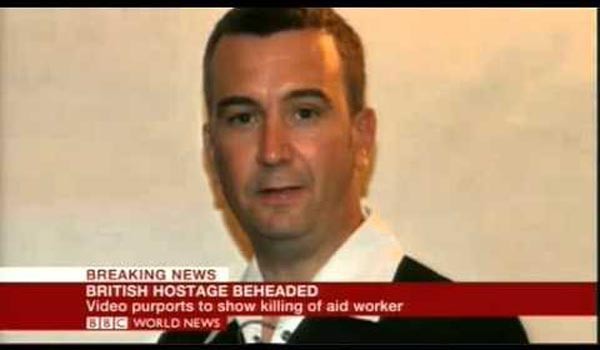 ▲ ISIS가 살해한 영국인 인질 데이비드 헤인즈. 그는 구호단체에서 일하면서 난민캠프를 지을 부지를 살피러 갔다가 납치당했다. [사진: BBC 뉴스 속보화면 캡쳐]