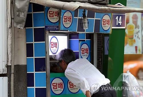 ▲ 앞으로 물가가 인상할 때마다 담뱃값도 함께 오르도록 하는 방안이 추진된다. 사진은 서울 중구의 한 담배 판매점. ⓒ 연합뉴스