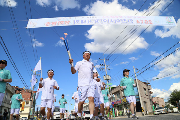 ▲ 홍천을 지나고 있는 아시안게임 성화.ⓒ인천AG조직위