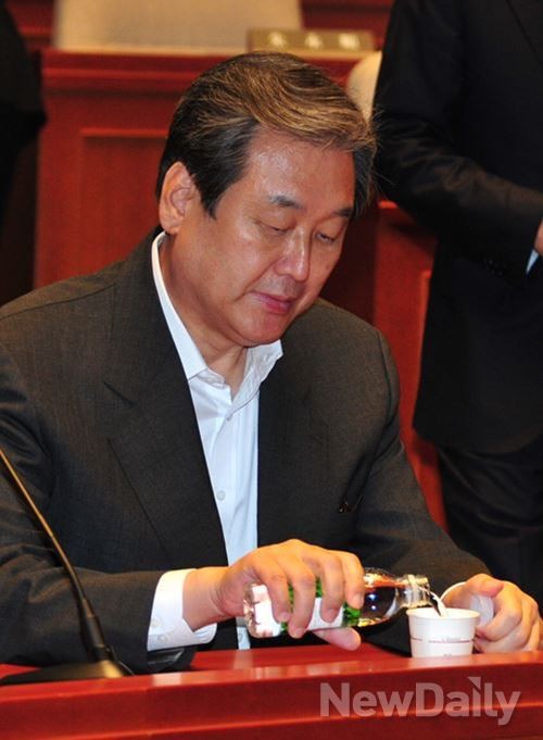 ▲ ▲ 김무성 새누리당 대표가 15일 5개월째 공전 중인 국회와 관련해 국회선진화법을 국회 후진화법이라고 일컬으며 개정 의지를 강하게 내비쳤다. ⓒ이종현 기자