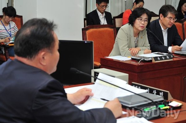 ▲ 박영선 원내대표 사퇴를 부르짖고 있는 새정치민주연합 유승희 의원. ⓒ이종현 기자