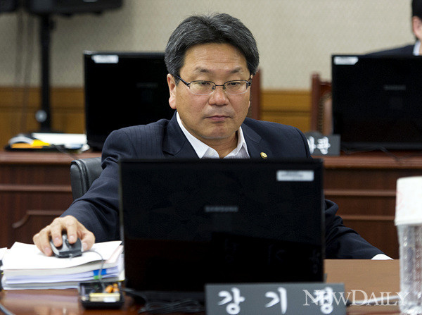 ▲ 박영선 원내대표 사퇴를 부르짖고 있는 새정치민주연합 강기정 의원. ⓒ이종현 기자