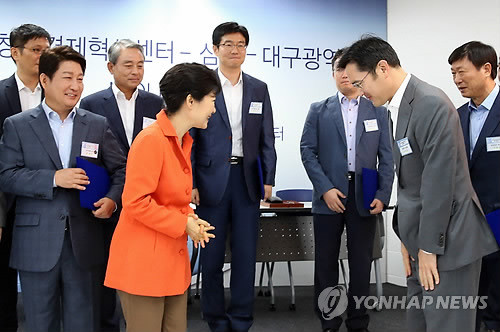 ▲ 박근혜 대통령이 15일 오전 대구 무역회관에서 열린 창조경제혁신센터 확대 출범식에 참석, 삼성과 벤처기업 간 계약 체결식을 지켜본 뒤 이재용 삼성전자 부회장, 벤처기업 대표들, 권영진 대구시장 등과 기념촬영 후 인사하고 있다. ⓒ 연합뉴스