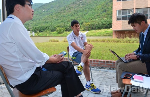 ▲ 뉴데일리 순정우 기자, 이근호 선수, 윤희성 기자(오른쪽).ⓒ정상윤 기자