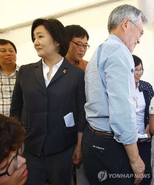 ▲ 세월호 특별법 농성장(광화문광장)을 찾은 박영선과 농성중인 문재인.(연합뉴스)