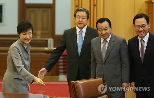 ▲ 박근혜 대통령이 16일 오후 청와대에서 새누리당 김무성 대표, 이완구 원내대표, 주호영 정책위의장 등 지도부를 접견하며 인사한 뒤 자리로 향하고 있다. ⓒ 연합뉴스