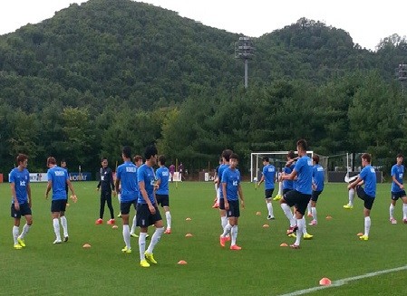 ▲ 훈련을 앞두고 몸을 풀고 있는 아시안게임 남자 축구국가대표 선수들.ⓒ윤희성 기자