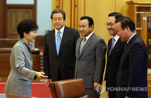 ▲ ▲ 박근혜 대통령이 16일 오후 청와대에서 새누리당 김무성 대표, 이완구 원내대표, 주호영 정책위의장, 김재원 원내수석부대표 등 지도부를 접견하고 있다. ⓒ연합DB
