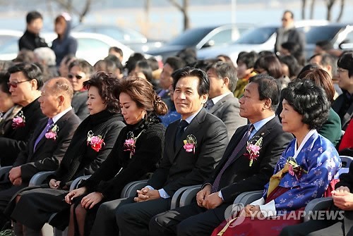 ▲ 2012년 11월 24일 강원 강릉시 저동 경포호수 인근에 들어설 안성기 영화박물관 기공식에서 국민 배우 안성기와 손성목 참소리축음기·에디슨 박물관장 부부 등 참가자들이 행사를 지켜보고 있다.  ⓒ 연합뉴스