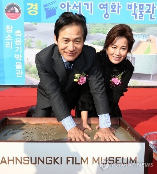 ▲ 2012년 11월 24일 국민 배우 안성기 부부가 자신의 영화박물관 기공식에서 핸드프린팅을 하고 있다.  ⓒ 연합뉴스