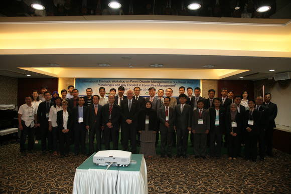 ▲ 16일 진행된 '동남아시아 산림재해관리 국제워크숍'을 마친 후 참석자들이 기념촬영하고 있다. AFoCO 제공.