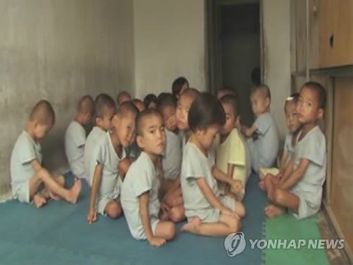 사진은 한 소아과 병원에 힘없이 앉아있는 북한 어린이들 ⓒ 연합뉴스, 무단전재 및 재배포금지