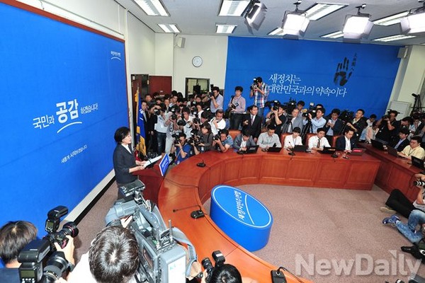 ▲ 새정치민주연합 박영선 국민공감혁신위원장이 17일 국회 당대표실에서 당무 복귀를 선언하고 있다. ⓒ정재훈 기자