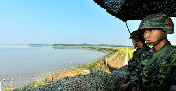 ▲ 16일 밤 월북하려던 아랍계 미국인이 발견된 지역 인근의 해병 초소 [사진: 국방일보 해병대 보도사진 캡쳐]
