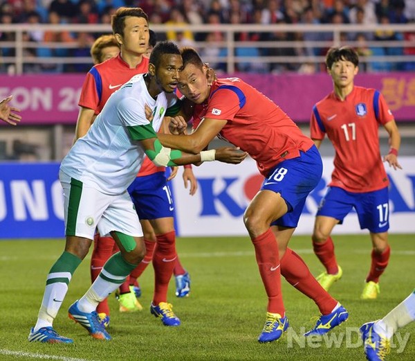 ▲ 위치 선정을 위해 사우디 수비수와 경합을 벌이고 있는 김신욱 선수.ⓒ정상윤 기자