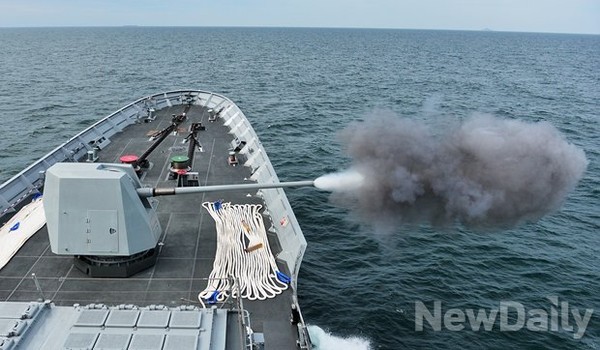 해군 제7기동전단 소속 한국형 구축함 왕건함이 17일 오전 서해상에서 가상으로 NLL을 침범한 적을 향해 127mm 함포를 발포하고 있다. ⓒ 뉴데일리 정상윤 기자