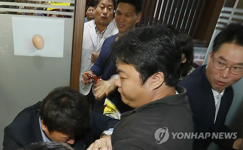 ▲ 농민단체 회원들이 18일 오전 국회 의원회관 농림축산식품해양수산위원회 예산·현안관련 당정 간담회장에 난입해 계란을 던지고 있다.ⓒ연합뉴스