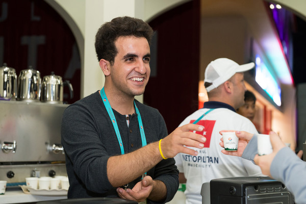 ▲ 카페 이스탄불에서 터키 커피를 나눠주는 수헤일 달. 