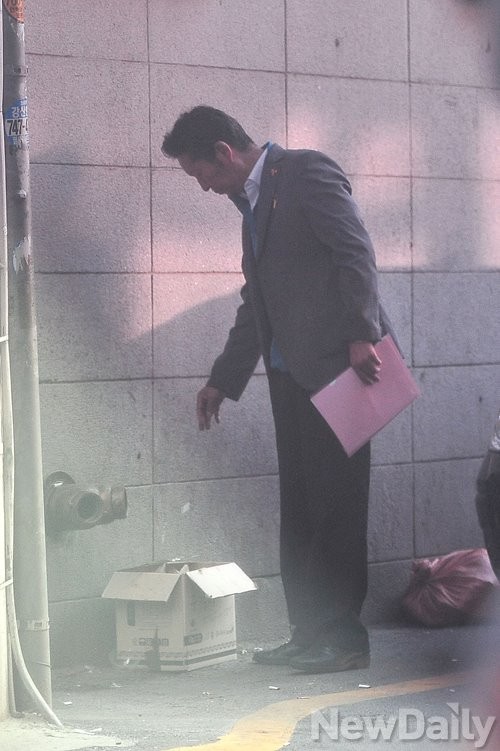 지난 11일 오전 광화문광장 인근 길거리에서 흡연한 뒤 몰래 담배꽁초를 '무단 투기'하고 있는 정청래 새정치민주연합 의원. ⓒ뉴데일리