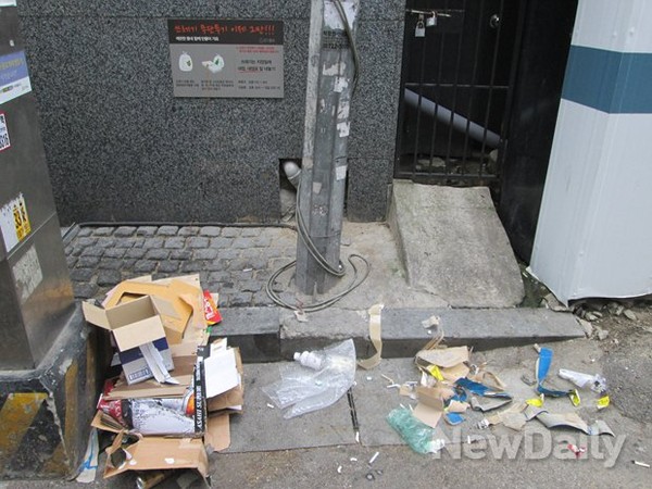 ▲ 서울 광화문광장 인근 할리스커피숍, 현대해상보험 광화문점 등이 위치한 골목길에 온갖 쓰레기들이 어지럽게 널려 있는 모습.   ⓒ 뉴데일리