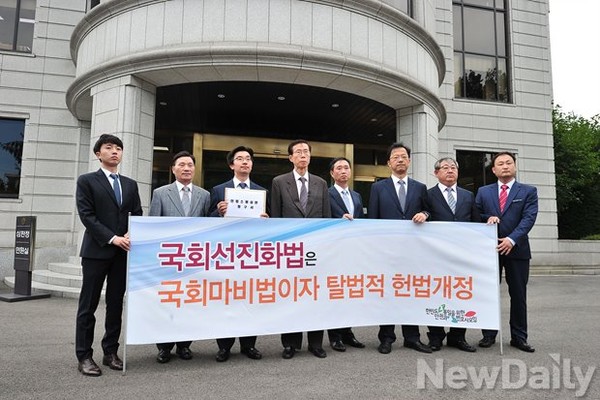 ▲ 한변은 18일  "국회선진화법은 다수결 원칙을 규정한 헌법 제49조에 반해 위헌"이라며 헌법소원을 제기했다. ⓒ 정재훈 기자