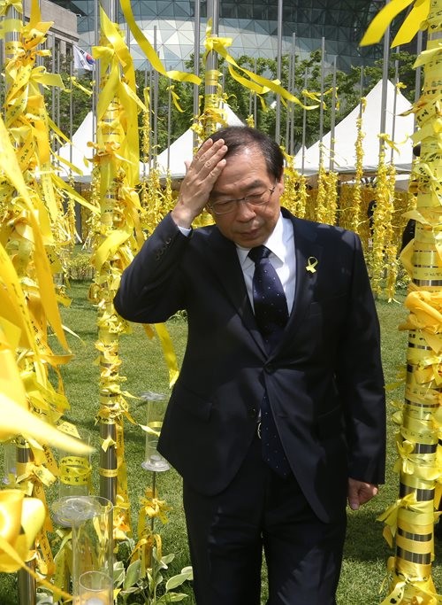 ▲ 흉측하게 변한 노란색 먼지털이를 치울 생각도 하지 않는 서울시장 박원순.ⓒ