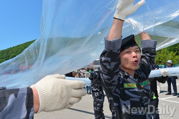 ▲ 휴전선 인근에서 대북전단을 실은 풍선을 날릴 준비를 하는 북한인권단체 회원들 [자료사진]