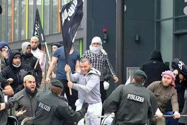 ▲ 독일에서 ISIS 지지시위를 벌이다 진압경찰에게 폭력을 행사하는 시위대 [사진: 이란인 온라인 커뮤니티 캡쳐]
