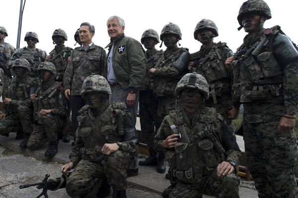 김관진 당시 국방장관과 함께 한국군 특전사 요원과 사진을 찍은 척 헤이글 美국방장관. [사진: 美국방부 포토에세이 캡쳐]
