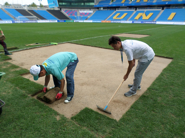 ▲ 잔디 작업을 하고있는 권영탁 사원(휜 옷)ⓒ인천 유나이티드