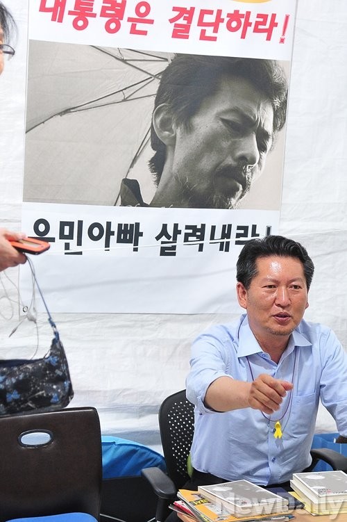 ▲ 지난달 25일, 세월호 동조단식 농장장에서 지인들과 대화 중인 정청래 의원. 22일부터 단식에 들어간 정 의원은, 단식 4일째에 접어든 이날도 얼굴에 윤기가 날 만큼 건강한 모습을 보였다.ⓒ 뉴데일리DB