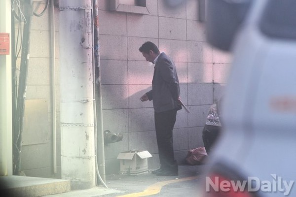 ▲ 뉴데일리 카메라 기자의 앵글에 잡힌 정청래 의원의 흡연과 꽁초 무단 투기 장면.ⓒ 뉴데일리DB