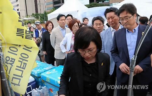 ▲ 지난 8월 18일 김현, 정청래, 우원식 의원 등 새정치민주연합 의원들이 서울 광화문광장에서 당시 단식농성중이던 '유민이 아빠' 김영오씨를 만나기 위해 광화문광장 농성장으로 들어서고 있는 모습. 김현 의원(가운데 앞)은 9월 17일 새벽 여의도에서 발생한 '대리기사 집단폭행사건'에 연루된 것으로 알려져 논란이 돼고 있다. ⓒ연합뉴스