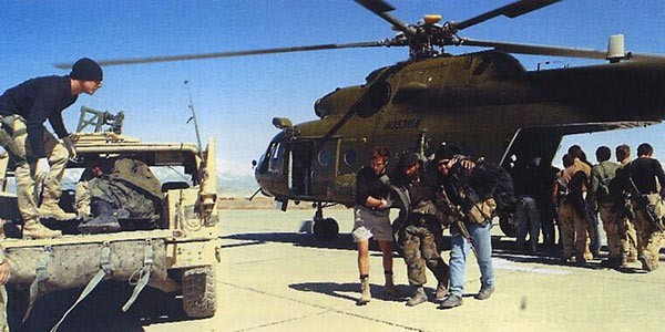 아프가니스탄에서 작전 중 부상을 입은 동료를 후송하는 CIA SAD 요원들. 아프가니스탄에서 CIA는 Mi-17 수송헬기도 사용했다. [사진: 아메리칸스페셜옵스 닷컴 캡쳐]
