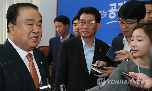 ▲ 노선대립과 계파갈등으로 위기에 처한 새정치민주연합의 비상대책위원장으로 선출된 문희상 의원이 지난 18일 국회에서 열린 비상대책위원장 추천단 회의를 마치고 나서 취재진의 질문에 답변하고 있다. ⓒ연합뉴스