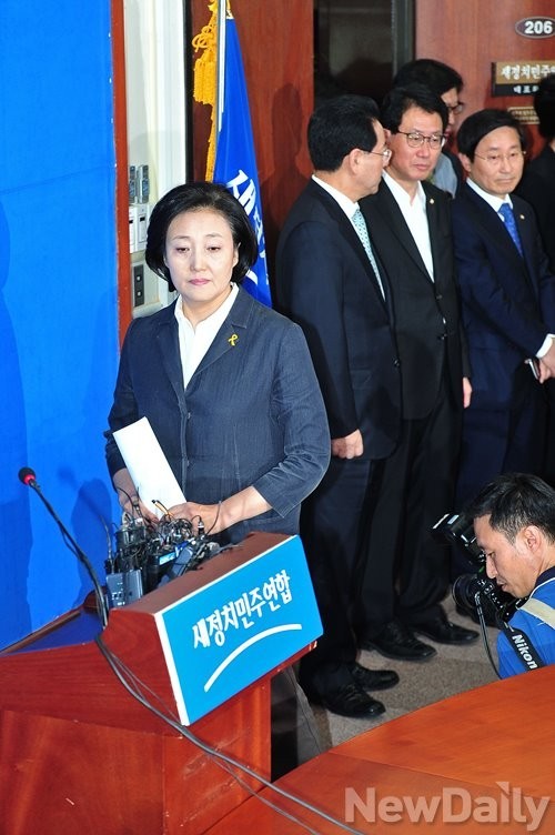 ▲ 박영선 새정치민주연합 원내대표가 17일 오후 국회에서 기자회견을 열고 탈당 의사를 공식 철회하고 있다.ⓒ정재훈 기자