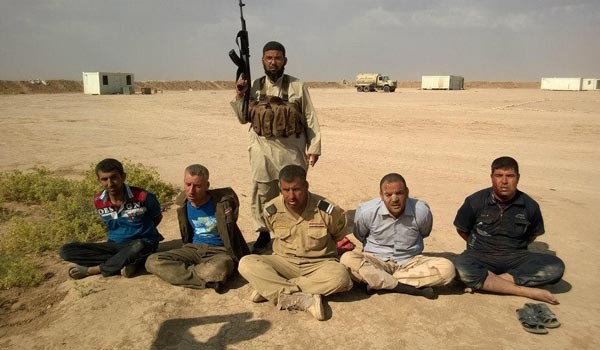 ▲ 테러조직 ISIS에 참가한 튀니지인이 이라크 군인과 공무원을 처형하기 전에 찍은 사진. ISIS 조직원은 이교도를 말살하고 성전을 치르는 가운데 죽어야 천국에 간다고 믿는다 [사진: ISIS 선전영상 캡쳐]