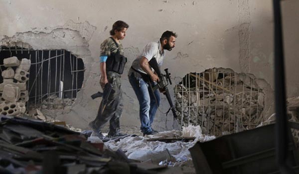 ▲ 시리아에서 알 아사드 독재정권과 ISIS에 맞서 싸우고 있는 '자유시리아군(FSA)' 대원들이 폭발한 건물을 살피고 있다. [사진: 알 아라비야 보도화면 캡쳐]