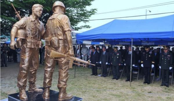 ▲ 2012년 6월 8일 카투사 창설 59주년을 기념해 한미동맹 조형물 앞에 모인 연합사 수뇌부. [사진: 美성조지 한국판 보도화면 캡쳐]