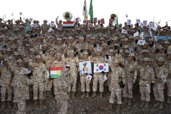 ▲ 2004년 2월부터 2008년 12월까지 이라크 아르빌 일대에 주둔했던 자이툰 부대의 단체사진. 자이툰 부대 덕분에 쿠르드 자치정부와 한국의 관계는 매우 좋다. [사진: 합동참모본부 홈페이지]
