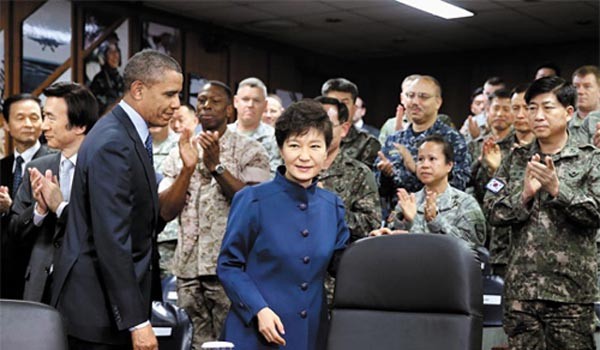 ▲ 지난 4월 방한 당시 박근혜 대통령과 함께 연합사 지휘부를 찾은 버락 오바마 美대통령 [사진: e정부 홈페이지 캡쳐]
