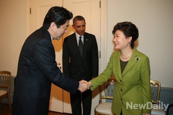지난 3월 한중일 정상회담을 위해 네덜란드 헤이그에서 만난 박근혜 대통령과 아베총리가 정상회담을 앞두고 악수를 나누고 있다. ⓒ 뉴데일리(청와대 제공)