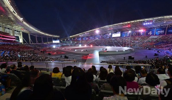 ▲ 인천 아시안게임 개막식이 열린 인천아시아드주경기장. 이날 현장에는 6만명의 관중이 운집했고 선수단은 13,855명에 달했다.ⓒ정재훈 기자
