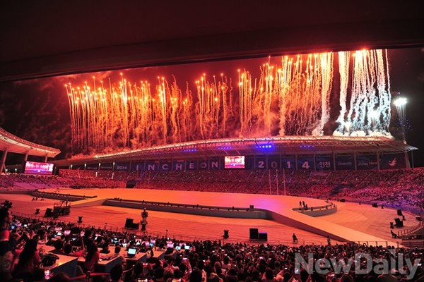 ▲ 인천 아시안게임 개막식이 열린 인천아시아드주경기장. 이날 현장에는 6만명의 관중이 운집했고 선수단은 13,855명에 달했다.ⓒ정재훈 기자